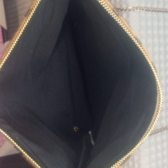 Animal print clutch | removable cross body chain | textured | NWOT - Picture 4 of 6